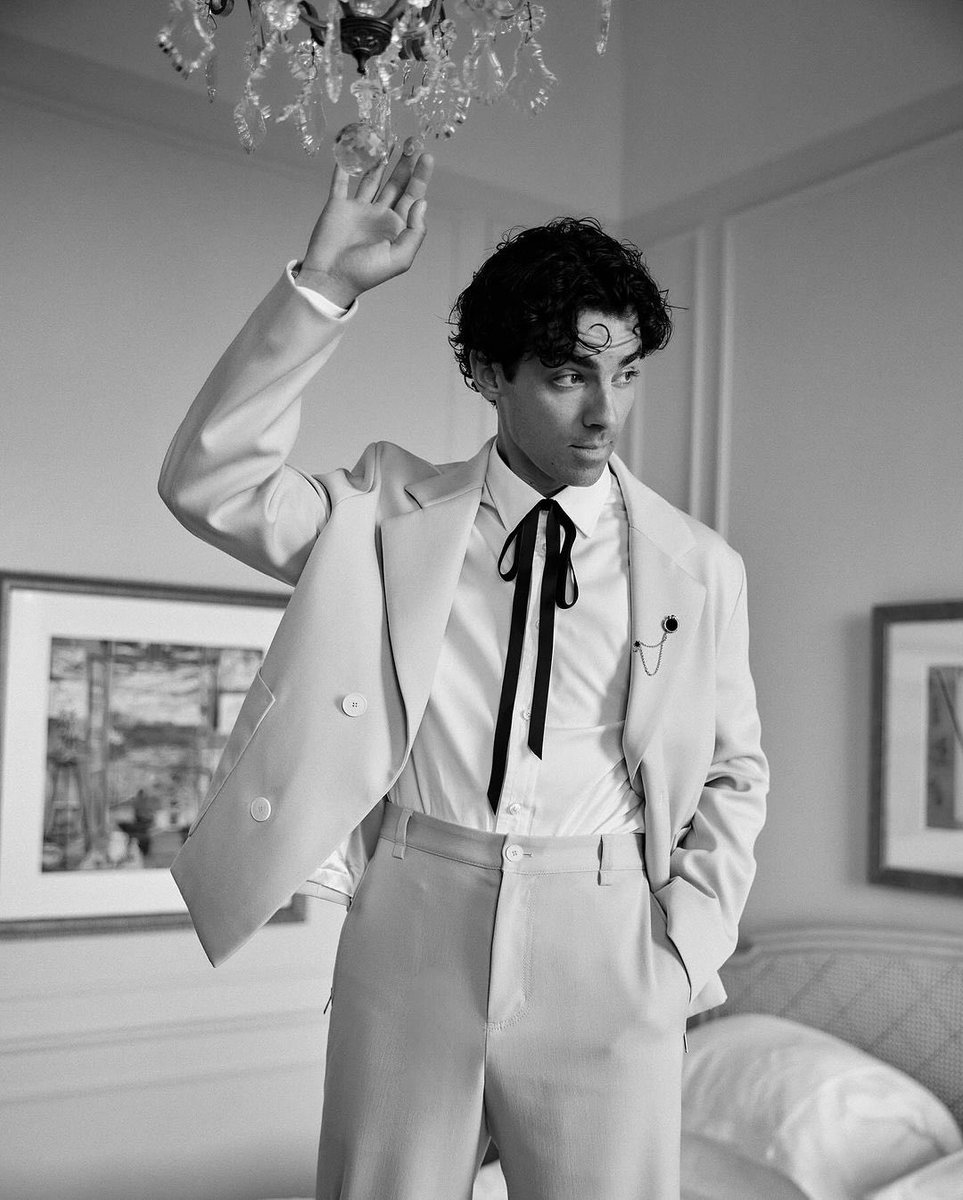 joejonas's tweet photo. Beautiful night supporting @amfAR! Didn’t expect to sing but 🤷‍♀️ https://t.co/DtyztcFEE1