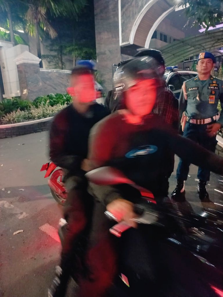 Dear pak <a href="/jokowi/">Joko Widodo</a> <a href="/TjahjantoHadi/">Hadi Tjahjanto</a> <a href="/ListyoSigitP/">Listyo Sigit Prabowo</a> <a href="/ahriesonta/">ahriesonta</a> ijin pak knp Kejagung <a href="/KejaksaanRI/">Kejaksaan RI</a> <a href="/ST_Burhanuddin/">ST Burhanuddin</a> di teror densus 88 

Apakah sudah ada kesepakatan antara densus utk menutupi kasus Komjen Budi G &amp; sang anak yg notabene ya kader <a href="/PDI_Perjuangan/">PDI Perjuangan</a>

Jangan sampe lolos .