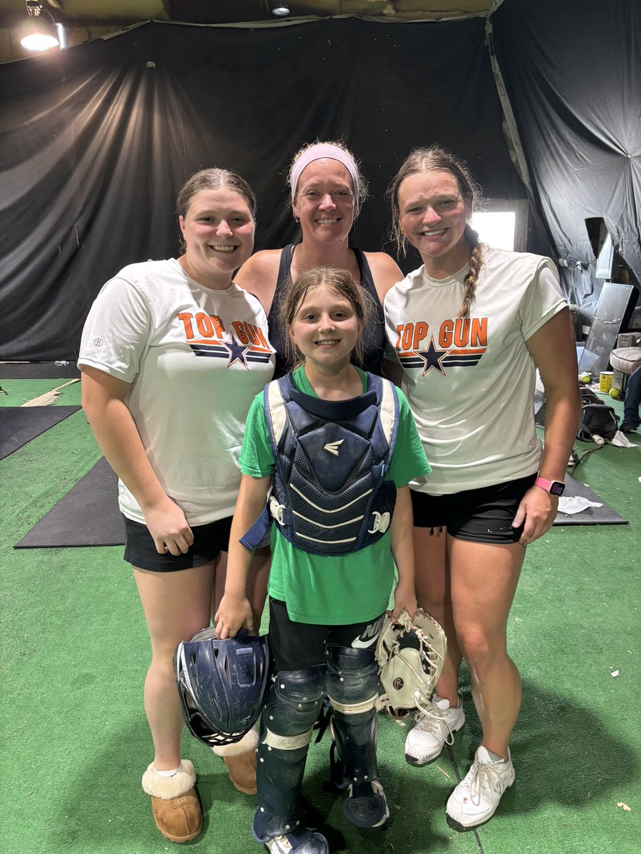 This 2031, 10 year old caught 2 plus hours of 63plus elite spin today with @Kennamoore2025 and @KDLefty08_2026 Great opportunity to do what nobody her age is willing to do. @rdonaldsonn1208 @DrRandiDavis @topgunfastpitch