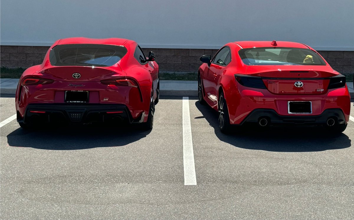 JumpingVortex's tweet image. Had to take a picture with my twin