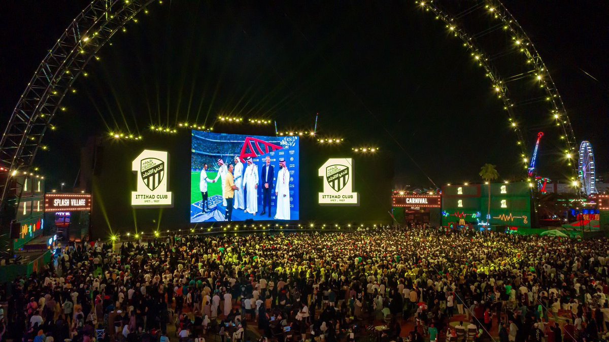 #الاتحاد البطل الاستثنائي التاريخي العالمي الذي ملأ الدنيا ضجيجاً عند إحتفاله باللقب .. وصلت طلبات حضور حفل التتويج لأكثر من مليون طلب في ملعب سعته 60 الف فقط .. الملعب الذي امتلاء قبل المباراة بساعات وشهد كرنفال تاريخي لا ينسى ! ولكثرة الراغبين بالحضور للتتويج تم تخصيص ساحة