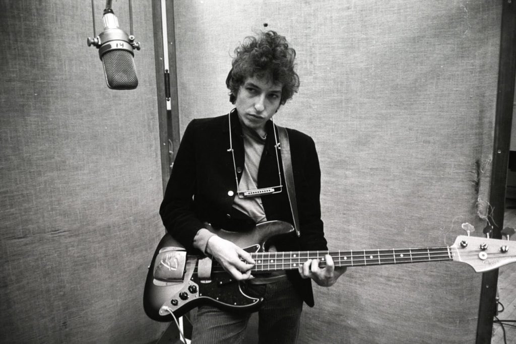 Feliz cumpleaños Bob Dylan! 🎸 El 24 de mayo de 1941 nacía en Duluth, Minnesota (Estados Unidos): Bob Dylan Bob Dylan es un músico, compositor, cantante y poeta, considerado uno de los músicos más influyentes de la historia de la música