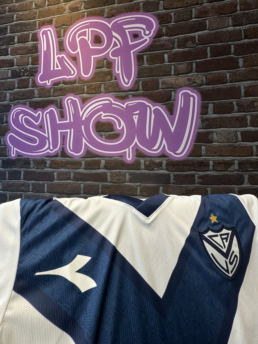 ¡Hay sorteo! A las 16.00 charlamos en #LPFShow con Thiago Fernández, jugador de @Velez, y sorteamos la camiseta del Fortín 🙌 📲 twitch.tv/ligaprofesional