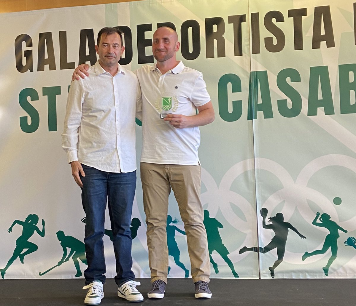 Juan Pablo Olivares, elegido por sus compañeros mejor entrenador de la temporada 23-24 en <a href="/stcasablancazgz/">Stadium Casablanca</a> Baloncesto. Entrega <a href="/manuelppardos/">Manuel Pérez</a> , coordinador de la sección. 👏👏💚