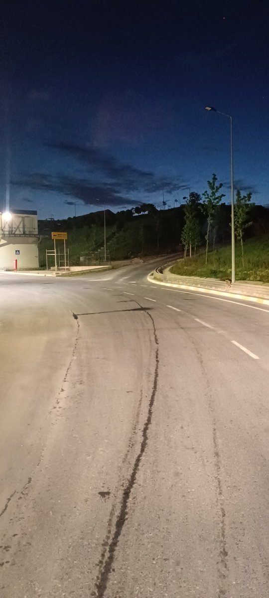 Şu an bı sigararm bile yok kaldim buralarda