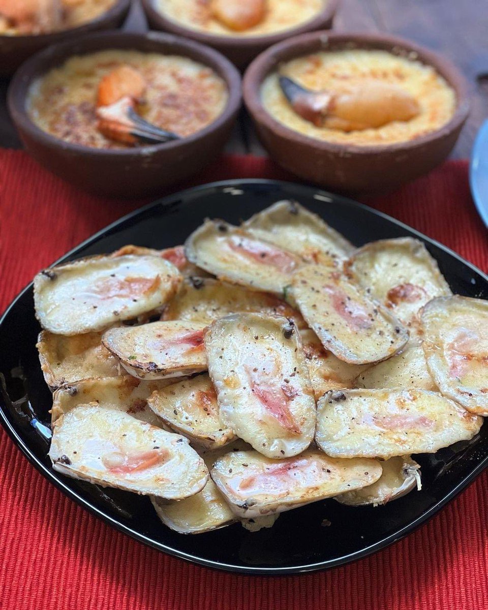 Machas a la parmesana 📍Chile 🇨🇱 ⭐ 4.5 💯 #4 best-rated Chilean dish Discover Chile: tasteatlas.com/chile Machas a la parmesana is a typical Chilean dish consisting of razor clams that are topped with salt, white wine, butter, and parmesan cheese. The clams are then broiled