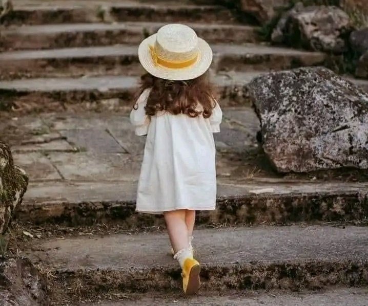 وسلاماً على العابرين على الأرض بخفة ما جرحوا قلباً ولا أبگواعيناًوماترگوا ذكرى مـؤلمة زادهم مـن الحياة بسمة وگلمة طيبة وأخلآق گريمة بسطاء الروح ومتعبين مـن تقلبات الحياة أصحاب الوجه الواحدوالمبدأ الواحد الواضحين أصحاب القلوب الطاهرة النقية الصادقة سلامٌ عليكم ودمتم بخير🦋
•
•