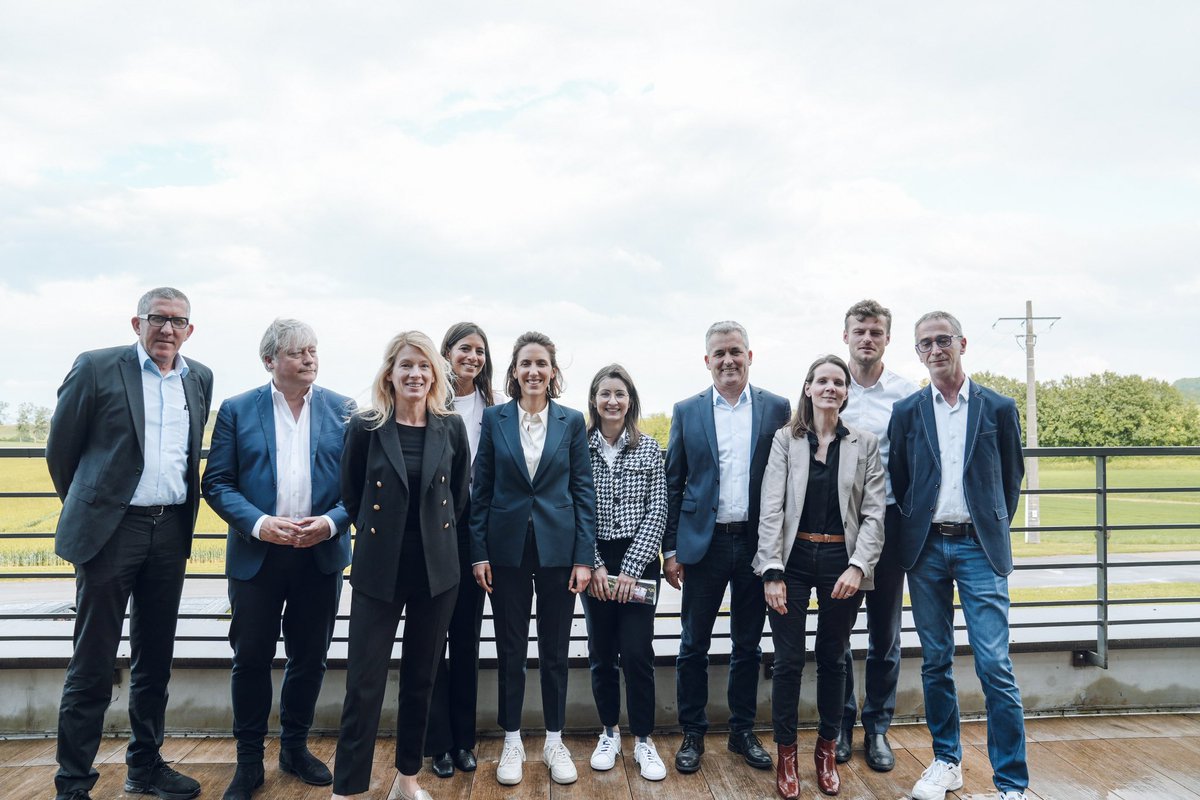 L’union fait la force.

Cet adage 🇪🇺 est aussi celui de la coopérative de Sermiers, en Champagne. Le champagne est un symbole de l’excellence de nos territoires !

Du Pinot Meunier au Chardonnay, ce patrimoine viticole est fameux dans toute l’Europe. Fière de nos terroirs 😊