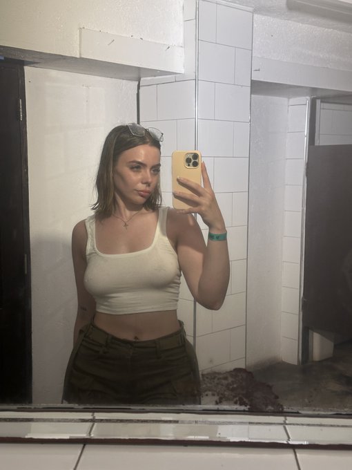 going out alone, wanna come? 😋 https://t.co/E8dAL79JlI