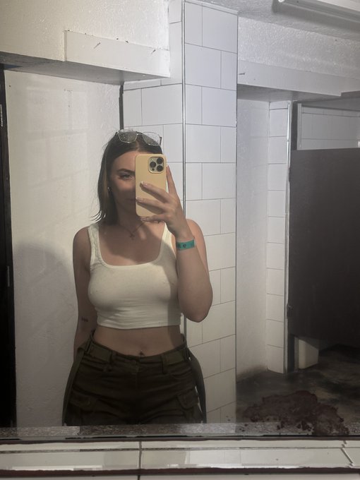 going out alone, wanna come? 😋 https://t.co/E8dAL79JlI