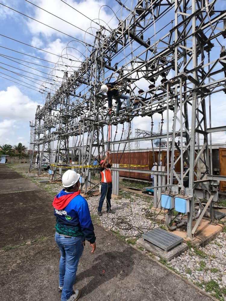 En el estado Monagas, cuadrillas de @CorpoelecInfo efectuaron el Plan Anual de Mantenimiento en la subestación Boulevard, con la finalidad de fortalecer el servicio a más de 17 mil habitantes de la parroquia Boquerón en la ciudad de Maturín. #26May