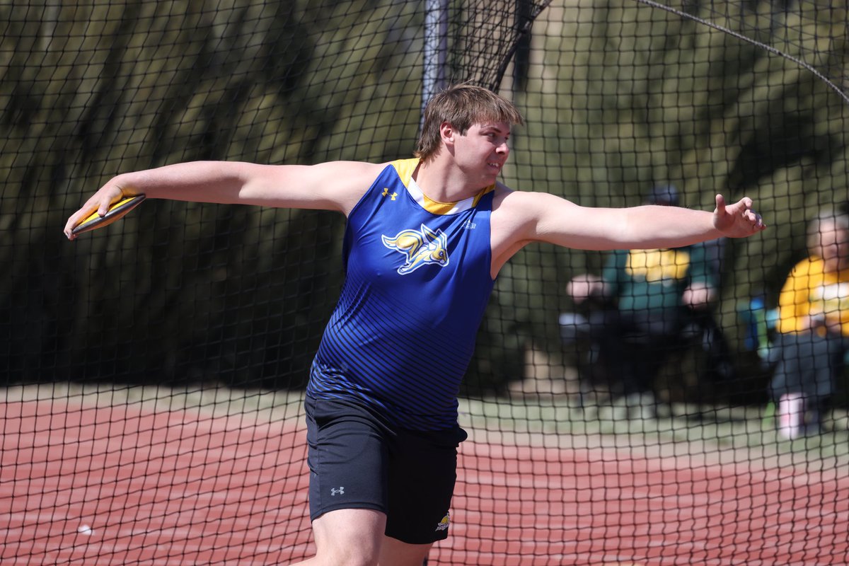 Ethan Fischer records a 54.57m mark in the discus. He is in 11th with one flight left to throw! #GoJacks 🐰