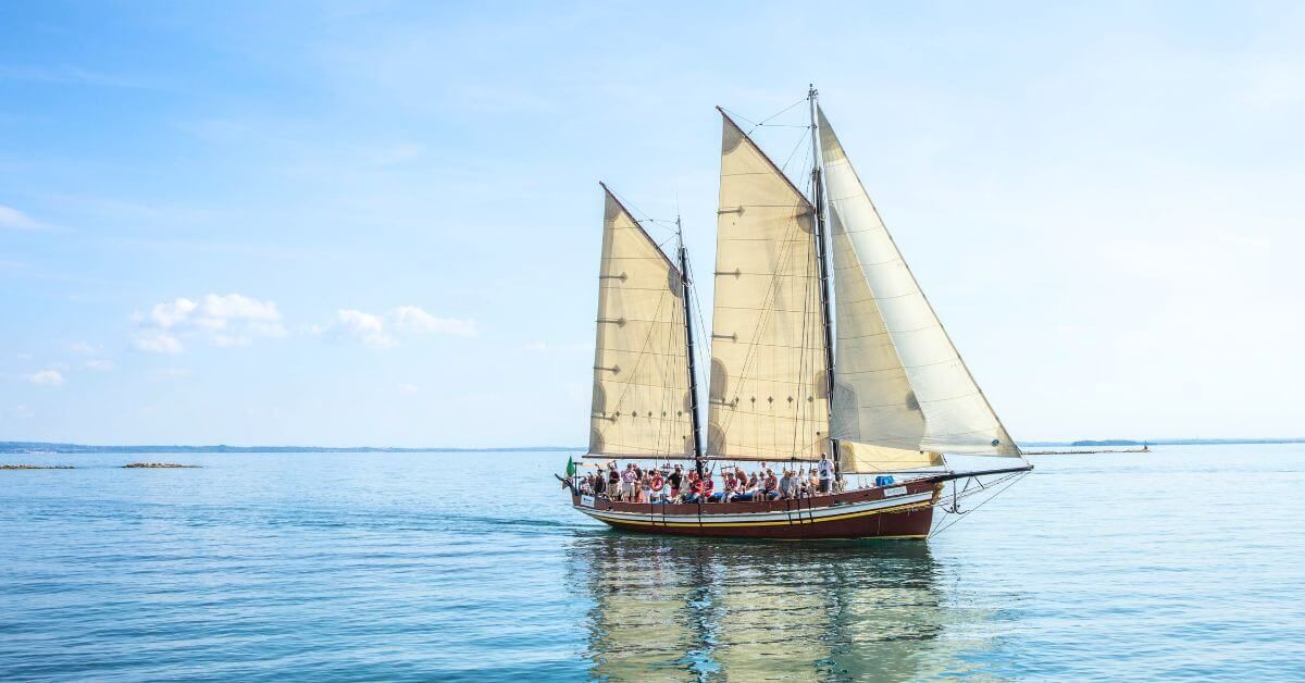 Crew members onboard a historic sailing vessel at risk of sinking have been rescued safely. Check out this article 👉marineinsight.com/shipping-news/… #SailingVessel #Leader #Maritime #MarineInsight #Merchantnavy #Merchantmarine #MerchantnavyShips