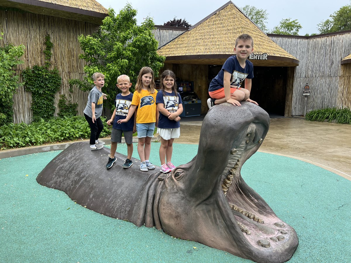 SamGoggin10's tweet photo. Kindergarten loved the zoo despite a brief rain delay! ☔️ 🦛 🦒 #wcsflight https://t.co/5sdm7WBKOM