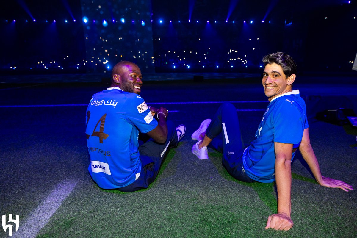 Alhilal_EN's tweet photo. Looks like it’s going to be a long night 🎉😁

#AlHilal 💙
#CHAMP19NS 🥇
#AlHilal68 🏆 https://t.co/B19Er8gShr