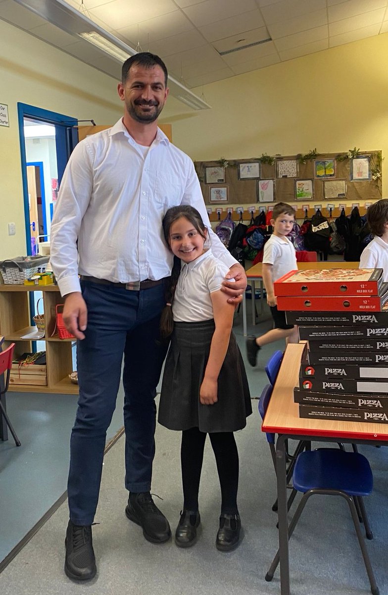 RogietPrimary's tweet photo. Diolch yn fawr iawn to our #rpsdosbarth2 parents from Una Vita Italian Restaurant in Chepstow. A fantastic and very kind end of half-term treat of pizza! 
We have the best school community ❤️🏴󠁧󠁢󠁷󠁬󠁳󠁿🇮🇹 https://t.co/OX43wcnngJ