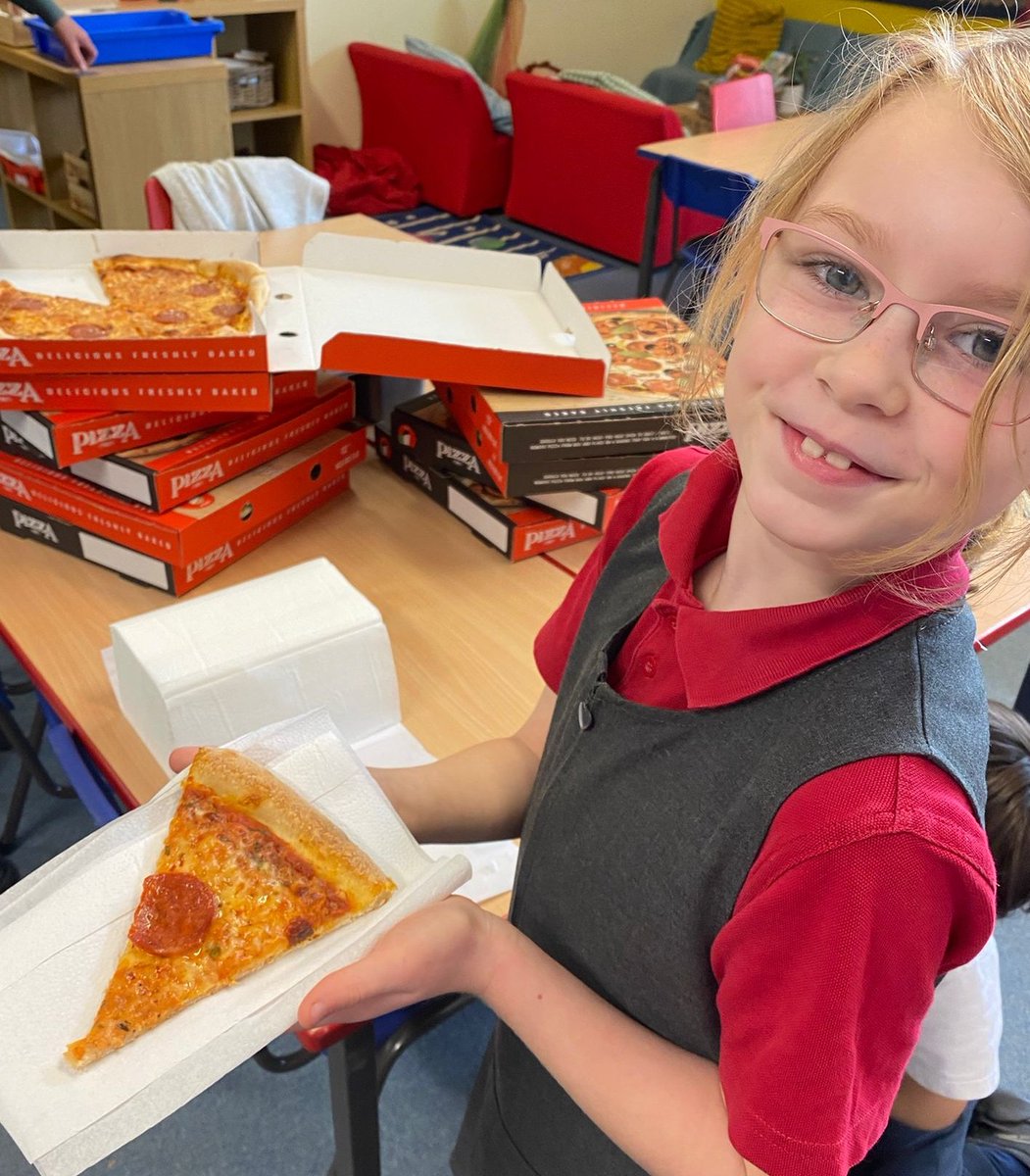 RogietPrimary's tweet photo. Diolch yn fawr iawn to our #rpsdosbarth2 parents from Una Vita Italian Restaurant in Chepstow. A fantastic and very kind end of half-term treat of pizza! 
We have the best school community ❤️🏴󠁧󠁢󠁷󠁬󠁳󠁿🇮🇹 https://t.co/OX43wcnngJ