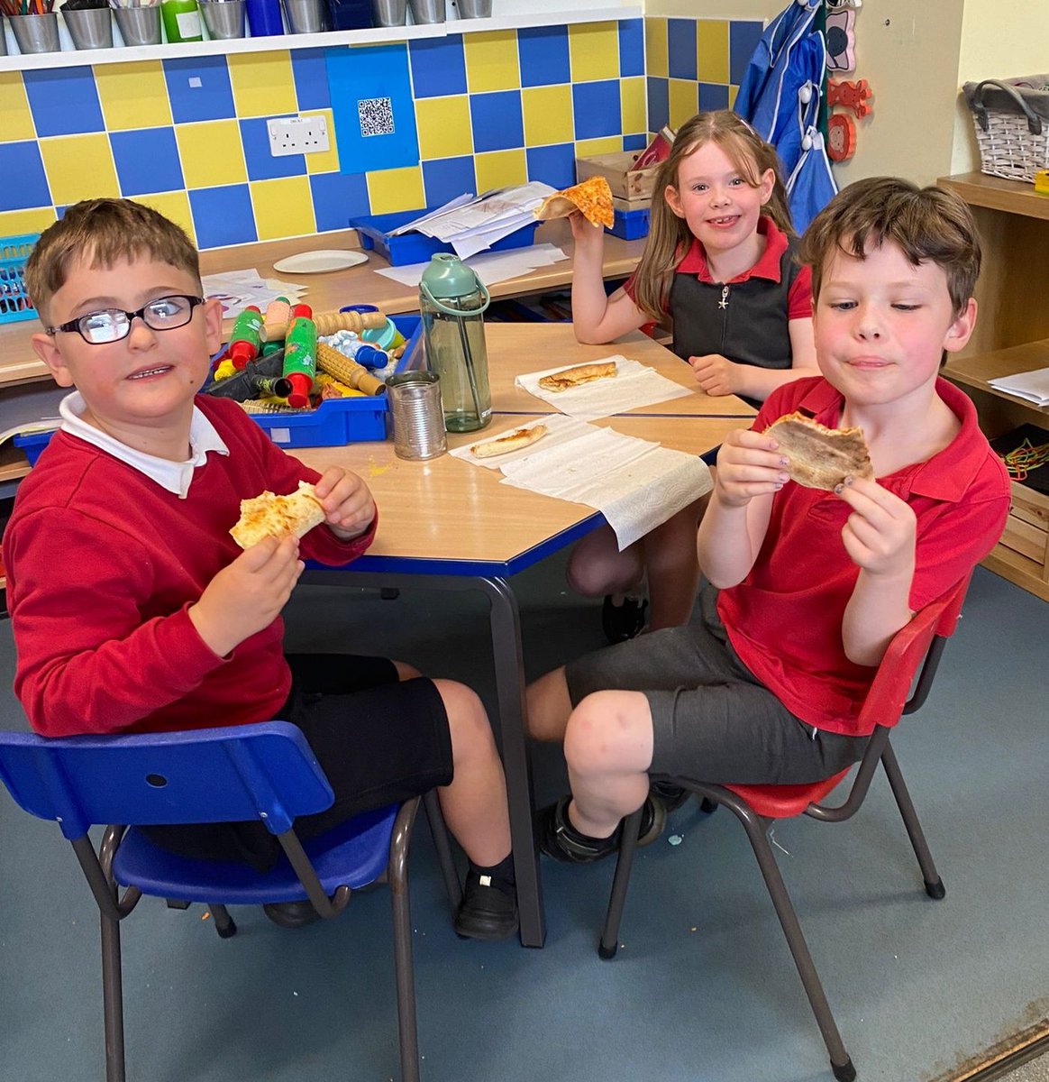 RogietPrimary's tweet photo. Diolch yn fawr iawn to our #rpsdosbarth2 parents from Una Vita Italian Restaurant in Chepstow. A fantastic and very kind end of half-term treat of pizza! 
We have the best school community ❤️🏴󠁧󠁢󠁷󠁬󠁳󠁿🇮🇹 https://t.co/OX43wcnngJ