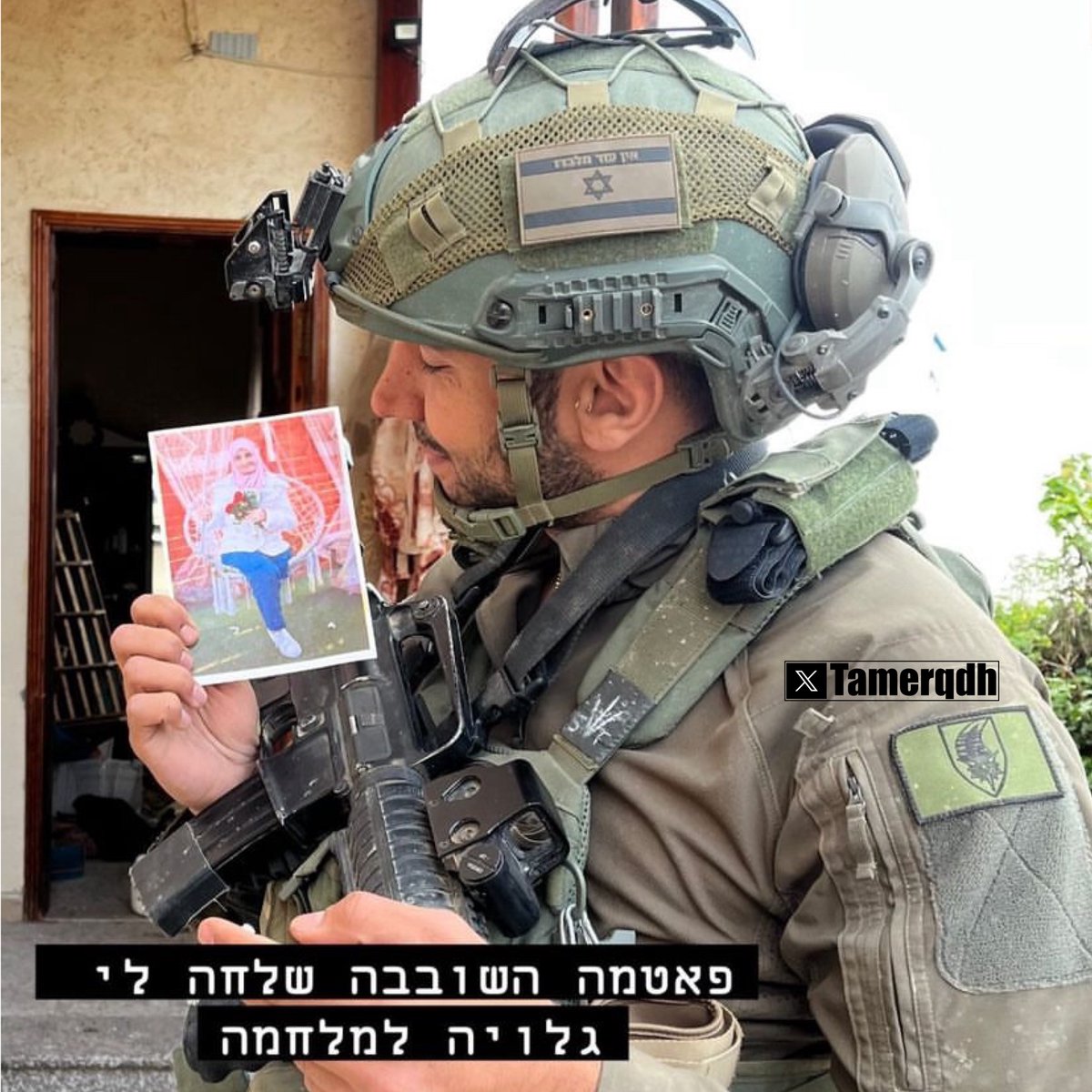 الجندي ذاته الذي نشر الفيديو في الاسفل، نشر أيضاً صورته وهو يحمل صورة فتاة من غزة ، حصل على تلك الصورة من أحد المنازل ، قد يكون قتل تلك الفتاة في الصورة .