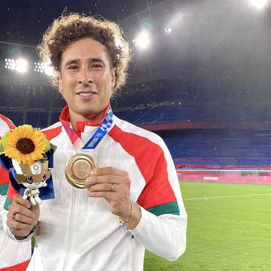 Y ¿porqué quitaste tus siglas OLY @yosoy8a ?? Si eso lo ganaste con mucho esfuerzo y es parte de tu carrera 💪👏 🥉🤩