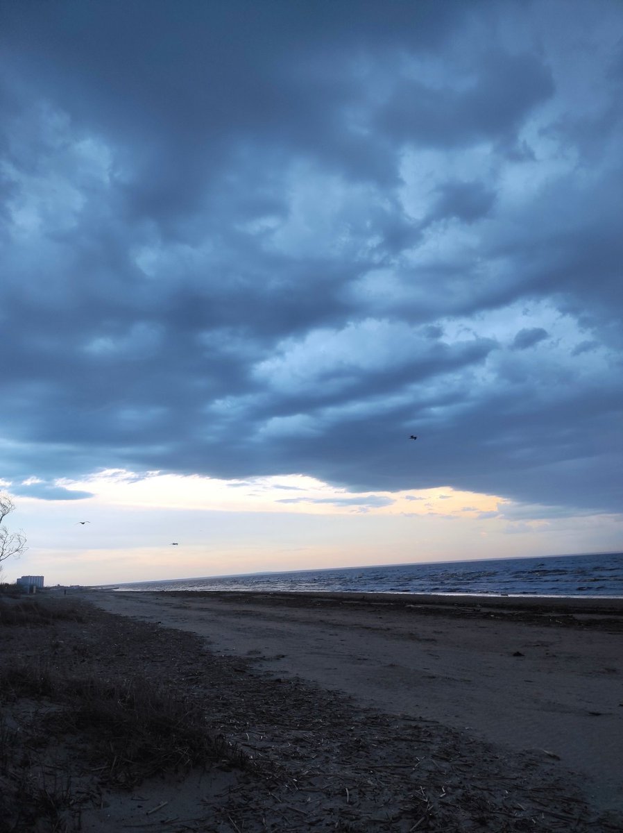 Север суров! 22 мая было +7, нет травы и листвы. Сегодня днём было +25, к вечеру доехали до побережья, все сменилось за час грозой и шквалистым ветром На фото Белое море. А Север это всегда про любовь! ❤️