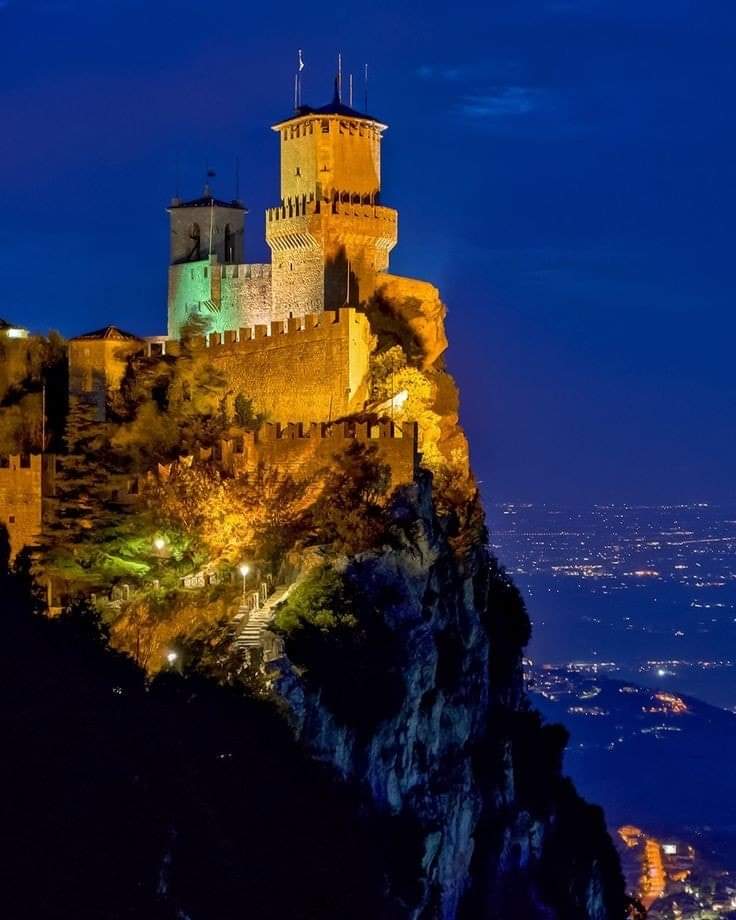 Passeggiata a un attimo dal cielo. #NotturniDiCittà #VentagliDiParole 📷__SanMarino__