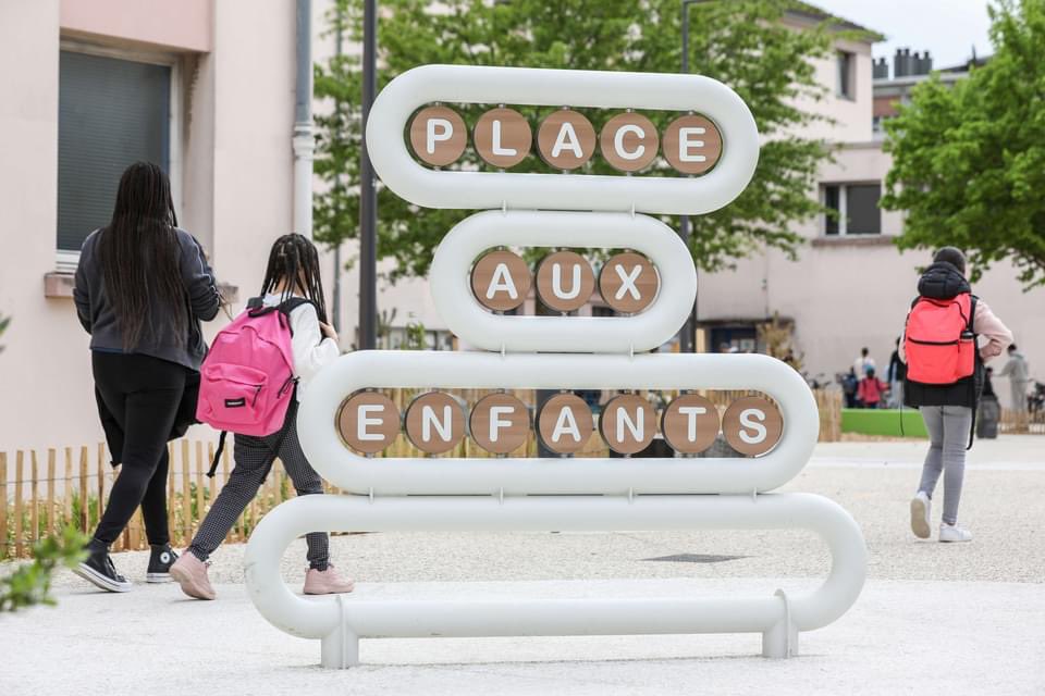 EricPiolle's tweet photo. Plus belle la vie avec les Place(s) aux enfants !

Ces espaces sécurisés et conviviaux devant chaque école de la ville continuent de se déployer : 18 écoles sont actuellement concernées ou vont l'être prochainement.

C’est ça l’écologie au pouvoir. https://t.co/i7hakdmcVf