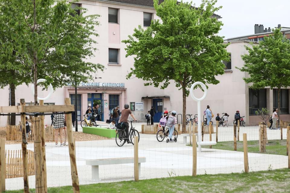 EricPiolle's tweet photo. Plus belle la vie avec les Place(s) aux enfants !

Ces espaces sécurisés et conviviaux devant chaque école de la ville continuent de se déployer : 18 écoles sont actuellement concernées ou vont l'être prochainement.

C’est ça l’écologie au pouvoir. https://t.co/i7hakdmcVf