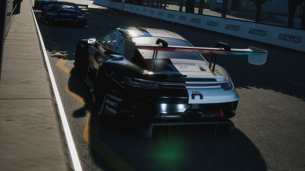 #ESLR1 - #Porsche #Coanda #Esports driver @MitchelldeJong1 made it to the final at the @ESL_R1 at @OrchardRoad by finishing 4th in SF1. Will his teammates @CCollins_93 and @JKRogers_92 with their #911GT3R join him? Find out live: twitch.tv/Porsche #Raceborn
