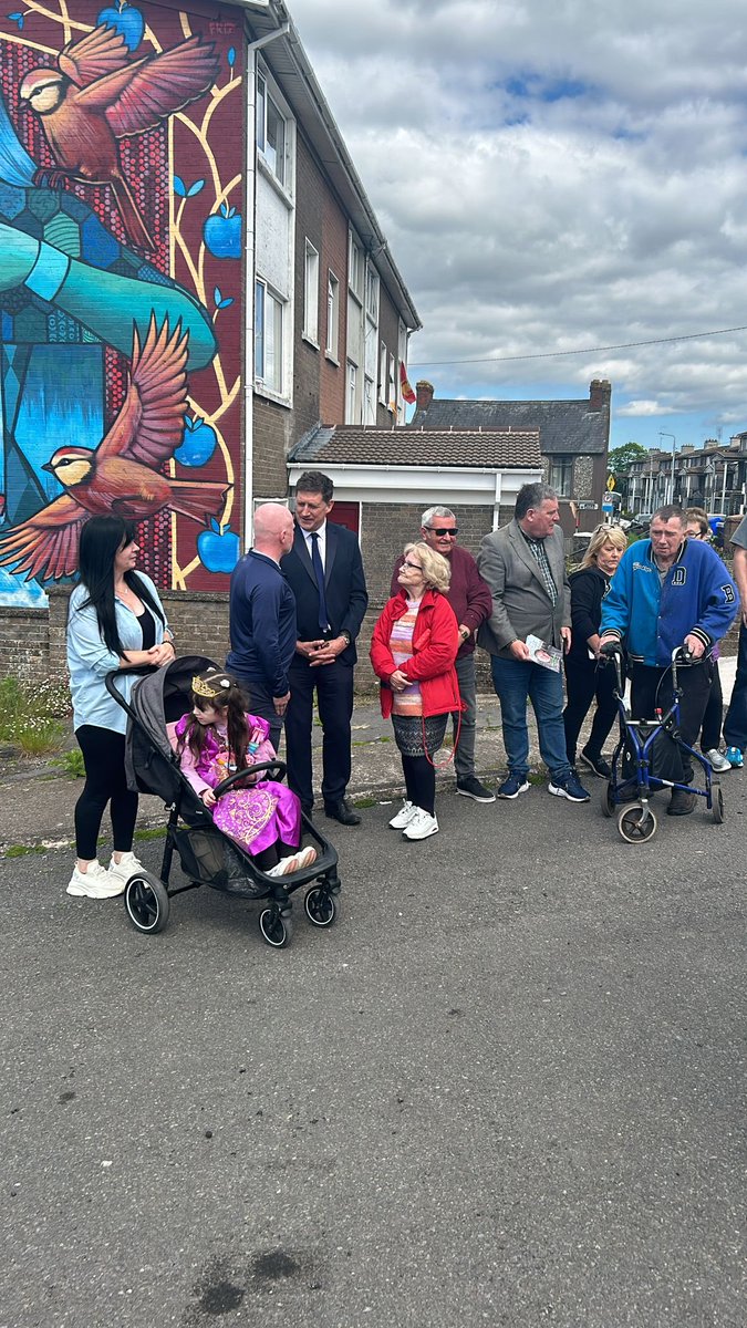 Then my old friend ⁦@sendboyle⁩ brought me up to Noonan’s Road, where locals are waiting for a regeneration project for their community to start. The existing houses are so cold, damp and not fit for living in, we have to build new and fast. #KeepGoingGreen #LE2024