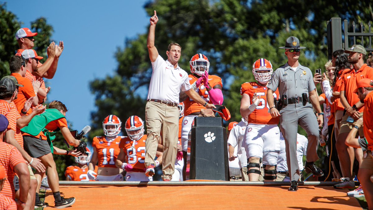 Joining @ClemsonSports on Fox Sports Radio 1400 📻 this afternoon to discuss: - How player contracts will help #Clemson - Dabo leading Clemson into this new era of college football - Adding a GM to the football program Listen: clemsonsportstalk.com/s/58/live-fox-… 📸: @parkers_tiger
