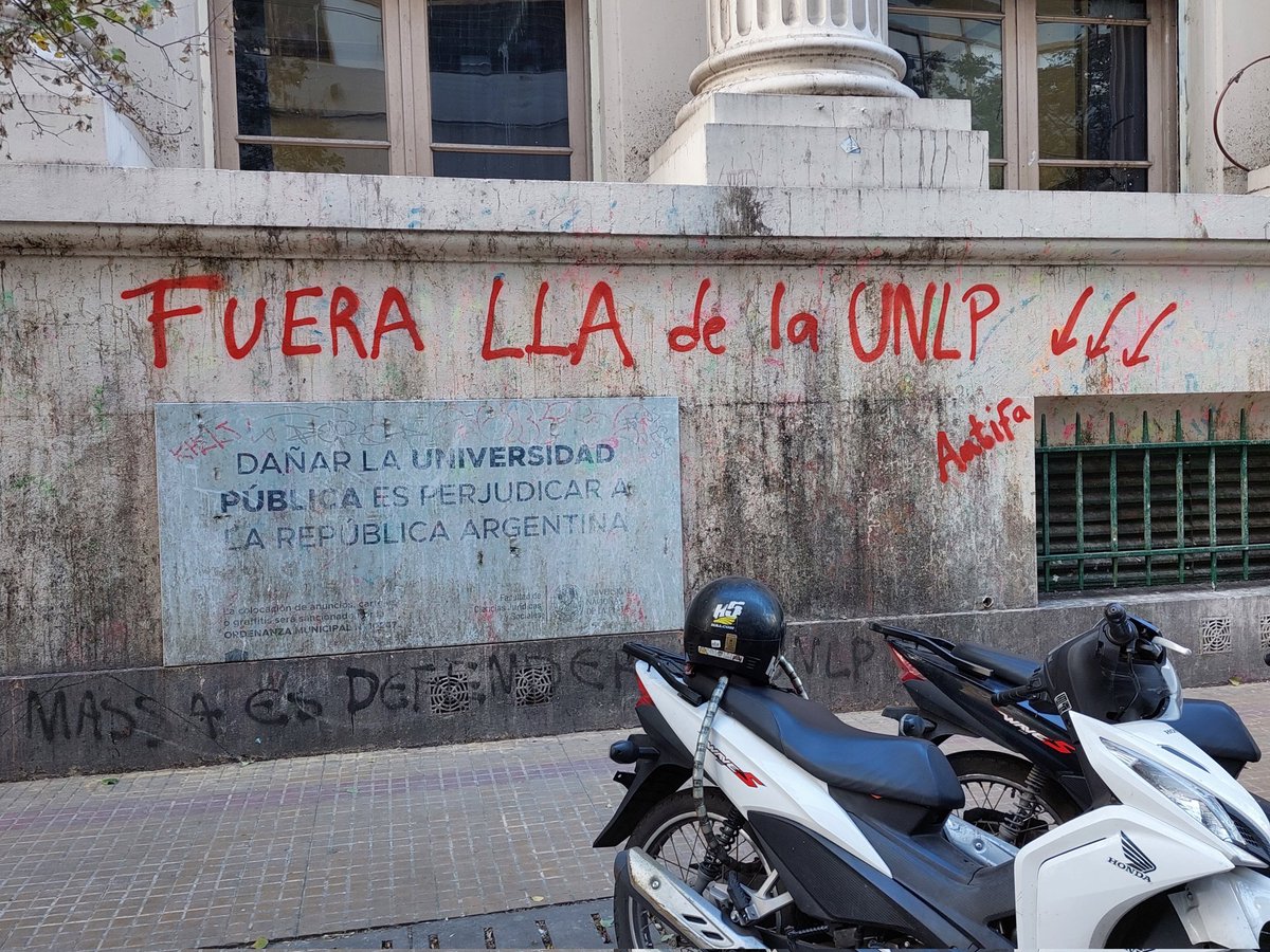 En la UNLP pintaron 'Fura LLA de la UNLP. Antifa' Por encima de un cartel que dice que dañar a la universidad perjudica a la república Argentina y por encima de una pintada que dice 'Massa es Defender la UNLP' La tolerencia de los kukas con el que piensa distinto....