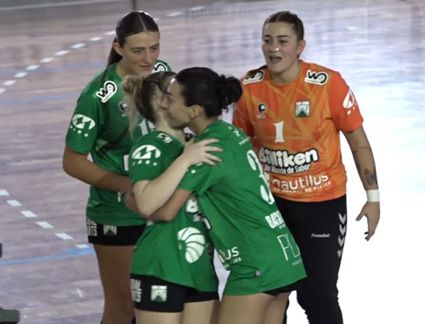 FerroenEspacio's tweet photo. 🔚 𝗙𝗜𝗡𝗔𝗟 𝗗𝗘𝗟 𝗣𝗔𝗥𝗧𝗜𝗗𝗢
#SurCentro 🇦🇷 FERRO 28-27 GOES 🇺🇾

En la última pelota, nuestras Superpoderosas consiguen revancha frente a las campeonas uruguayas.

🔜 Oeste suma dos triunfos y una derrota; y pelearán por el 5° puesto.

#VamosLasPibas https://t.co/h7qmh5NBxw