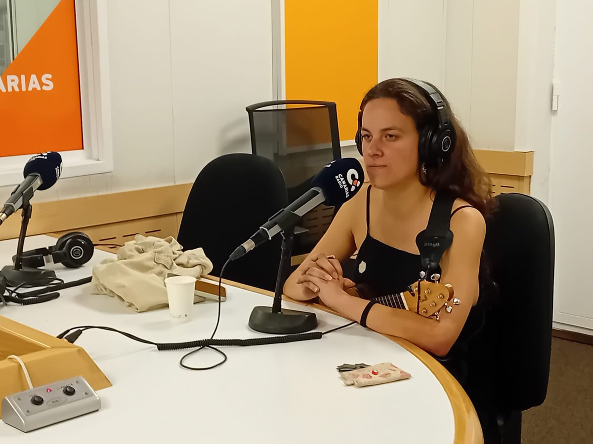 🎶En la entrevista musical de este viernes, recibimos en nuestros estudios a Julia Rodríguez, cantante, timplista y compositora. En #directo en Canarias Radio. 📻#CanariasALas6CR 📡rtvc.es/en-directo/