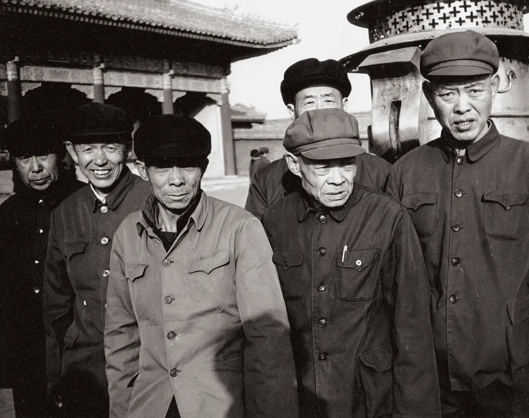 dieworkwear's tweet photo. In 1982, Andy Warhol visited China, making him one of the first Americans to visit the country after it opened. He came back and said he thought Chinese workwear was chic. “I like this better than our culture. It’s simpler. I love all the blue clothes. Everyone wearing blue." https://t.co/QgMsVy1kPk