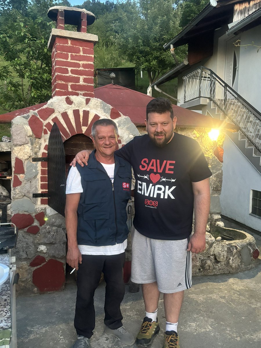 Zwei tolle, engagierte Männer! @Kid_Pex und Baba Asim, die seit 2019 mit der SOS Balkanroute Menschen in Bosnien helfen, die sonst wenig Unterstützung erhalten, unermüdlich auf Missstände aufmerksam machen UND diese auch tatsächlich verbessern.