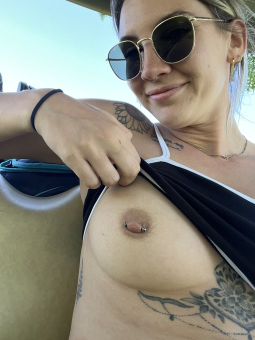 Just golfin.. and by golfin I mean distracting the men playing golf 😂 https://t.co/hMkpygfdVu