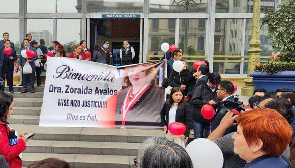 Los de Patricia Benavides, armados con palos y violencia / Los de Zoraida Ávalos, con carteles y pétalos de rosas.