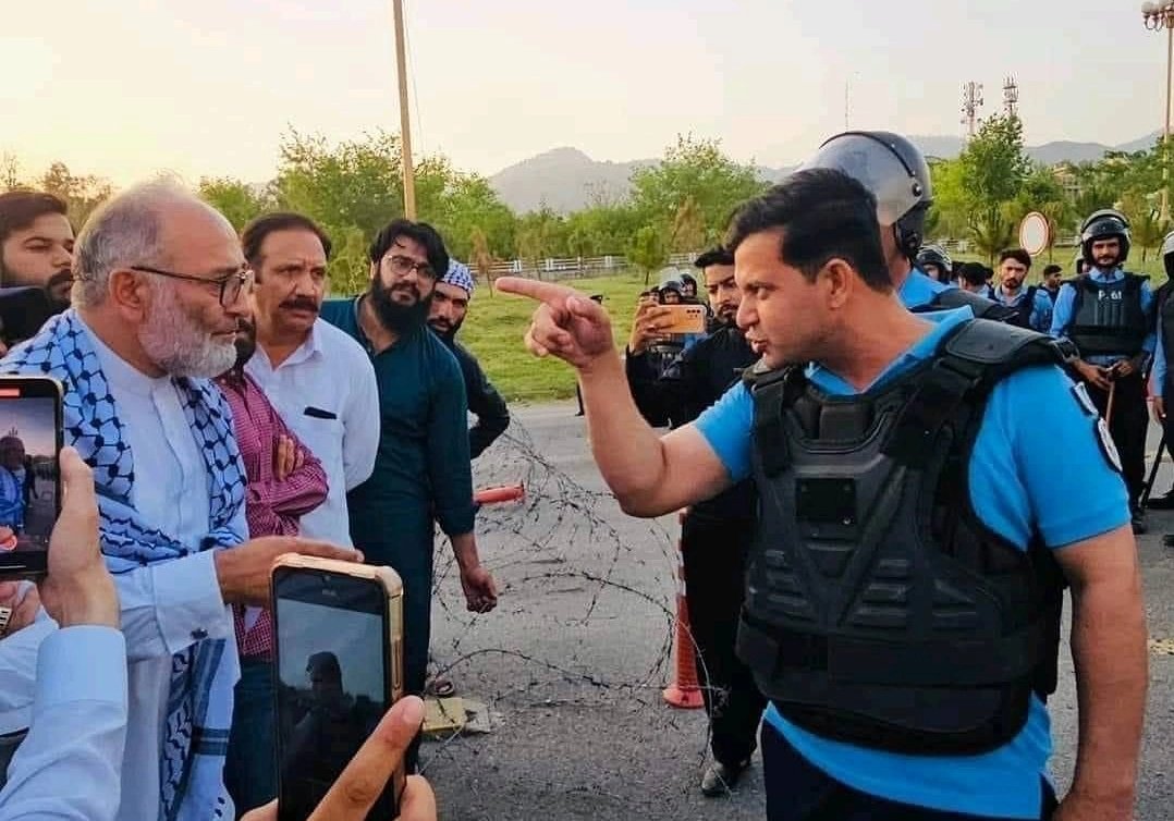 NajamAKhan1's tweet photo. ایک جانب اسرائیل کے خلاف اور فلسطین کے ساتھ اظہار یکجہتی کرتے پر امن مظاہرین دوسری طرف یزیدیت کی حکومت اسلام آباد پولیس کا شرمناک دھاوا
#shameonISBPolice https://t.co/QMWuKKcROL