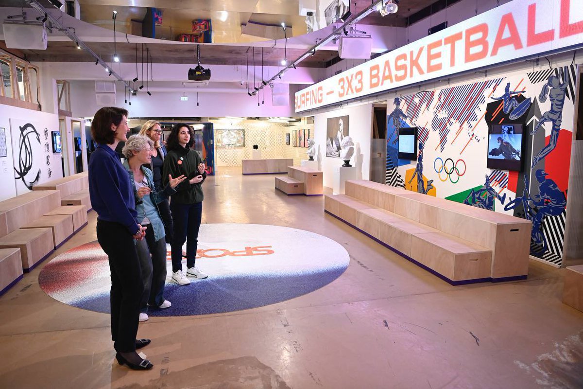 AOC1978's tweet photo. Belle visite de SPOT24, le nouveau lieu culturel et touristique ouvert par @ParisJeTaime !
Situé à proximité des sites de compétition de Paris centre et du Parc des Champions, c'est un espace de vie et un point d'information touristique pour les 16 millions de visiteurs attendus dans quelques semaines.
Et avant que les sports urbains ne prennent place cet été à la Concorde, l'exposition "Olympique Sport et Cultures urbaines", un projet d'@olympicmuseum, met à l'honneur le BMX freestyle, le skateboard, l'escalade sportive, le surf, le basketball 3x3 et le breaking. Des disciplines à l’histoire singulière, qui rayonneront tout particulièrement lors des Jeux de #Paris2024 !