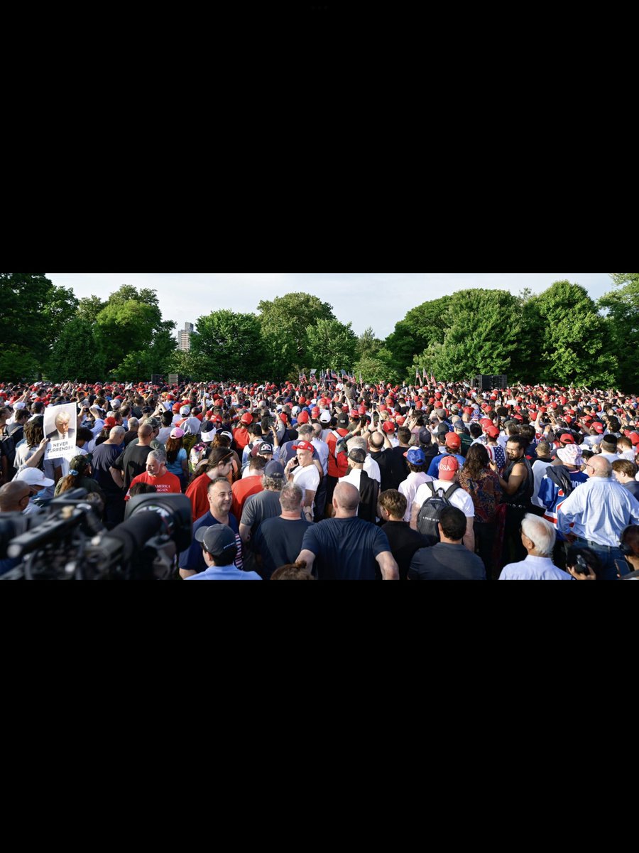 AngelaTN777's tweet photo. @isaiahrmartin @alurabrava It didn’t start until 6pm. People pilled in all day. The park held 3500 and it was at capacity, then there where Thousands, upon thousands on the streets, out side the gate that didn’t get in. I hate to make you cry even more, but below it the Real Pics. #LiberalPOS https://t.co/uf4BzuvzaI