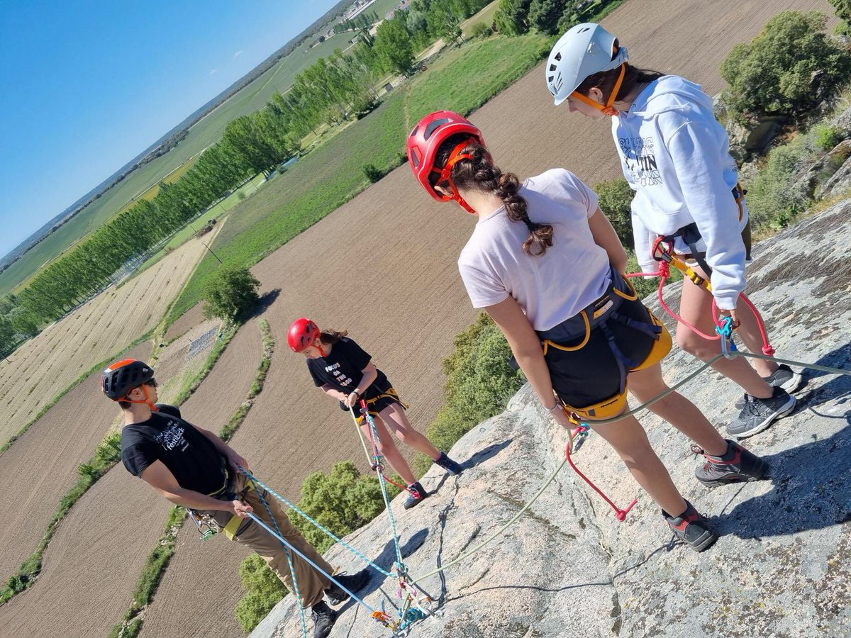 Hoy en la Week Camp en Juzbado el alumnado de 2ºESO visita al museo de la Falla y participa en la actividad de “rappelling”