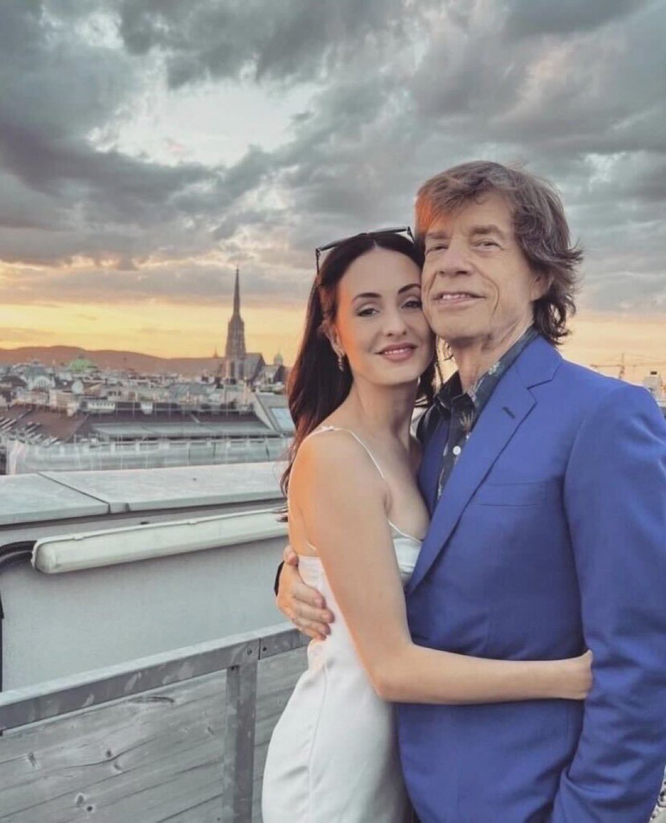 Mick Jagger (80 years) and his girlfriend Melanie Hamrick (37 years). 

Already more than 10 years in a stable relationship, married in 2023 and with a 7 year-old son.
#TheRollingStones