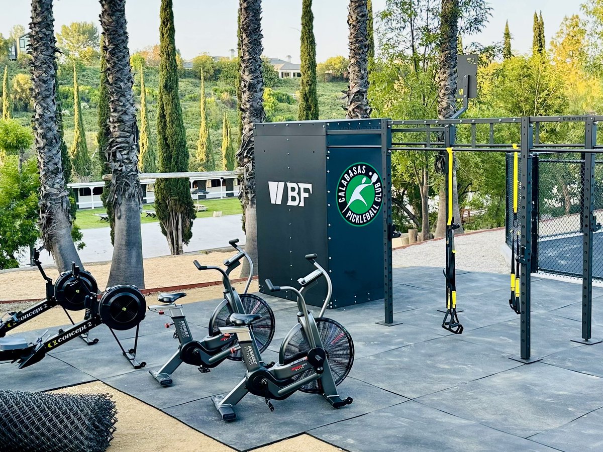 BeaverFitUSA's tweet image. Latest install 📍 Calabasas Pickleball Club 

With a Shred Shed to securely store all of their training accessories, a 10’ rig for strength + functional exercise, and cardio equipment for conditioning, this fitness zone is going to keep members #DamStrong on and off the courts 🏓