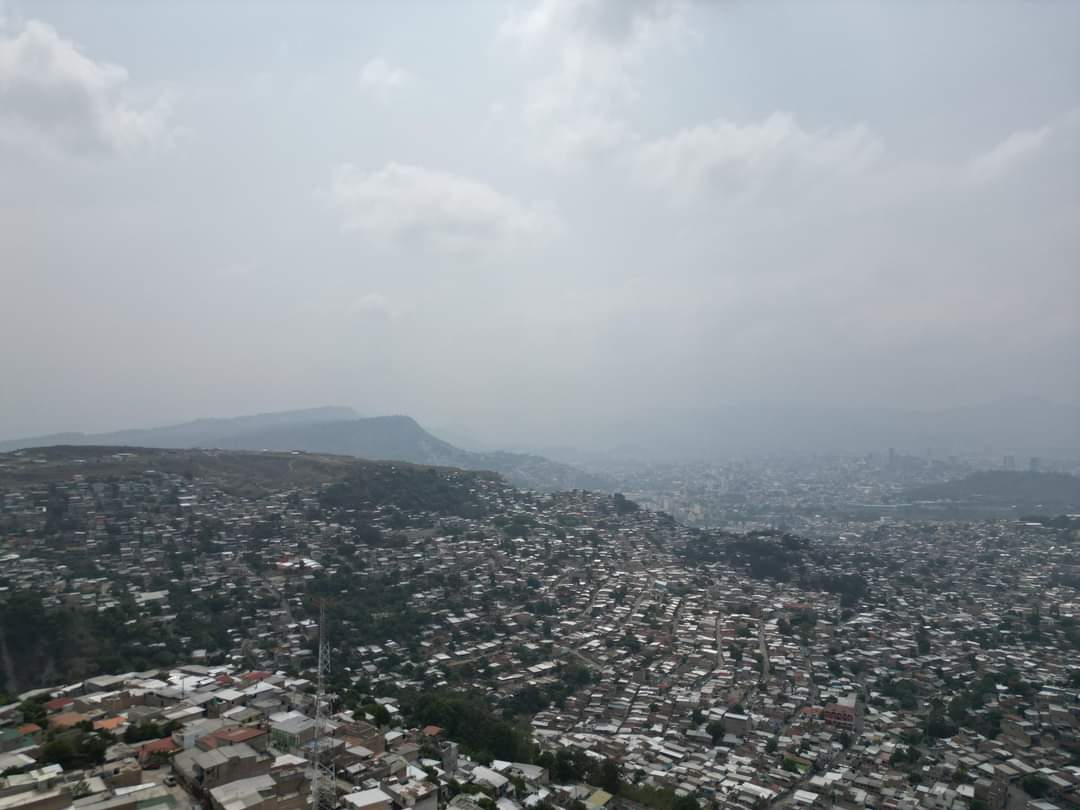 #N0TICIAS -🚨 LO ÚLTIMO 🚨
Leve mejora en la contaminación del aire en Tegucigalpa este viernes, pero el nivel sigue siendo perjudicial.
#NoticiasRosales