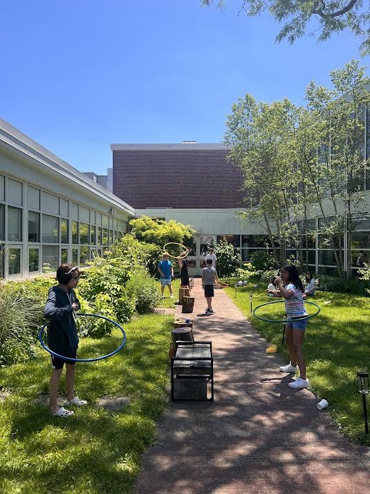 The outdoor learning spaces at @SaxeMS were perfect for lunch & social activities today! #SaxeOutdoors 2/3