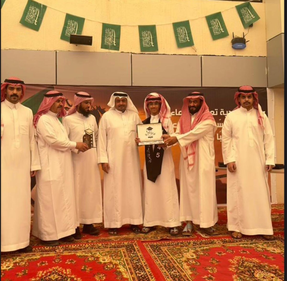 حفل تخرج طلاب ثانوية نخبة الفرسان الاهلية بمحافظة #عفيف للعام ١٤٤٥ هـ بحضور مشرفي الفريق الاشرافي الاول وأولياء امور الطلاب وفيها تكريم الطلاب الخريجين-مسيرة الخريجين-فقرات منوعة من الحفل
#تعليم_عفيف
<a href="/MOE_AFF/">إدارة تعليم عفيف</a> 
<a href="/moe_gov_sa/">وزارة التعليم</a>