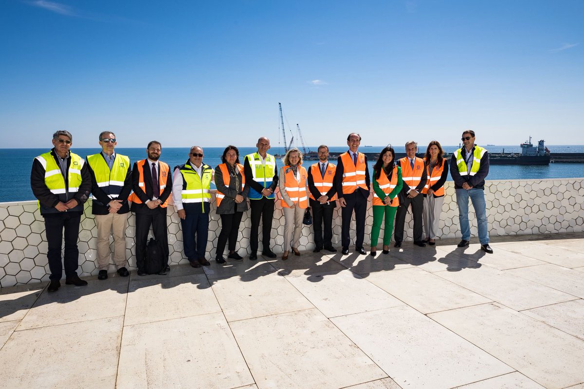 🇪🇺🇵🇹 Very interesting visit to the Port of #Leixões and the ongoing works to improve ship accessibility. It is impressive to see the impact of @EIB financed projects on the ground, strengthening the economy and also bringing opportunities and prosperity to local communities.