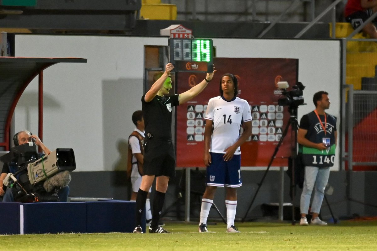 🔄 With 62 minutes played Dipepa entered the pitch with England 2-1 down. Portugal have extended their lead in Cyprus since. You can watch the match on BBC iPlayer. #PVFC