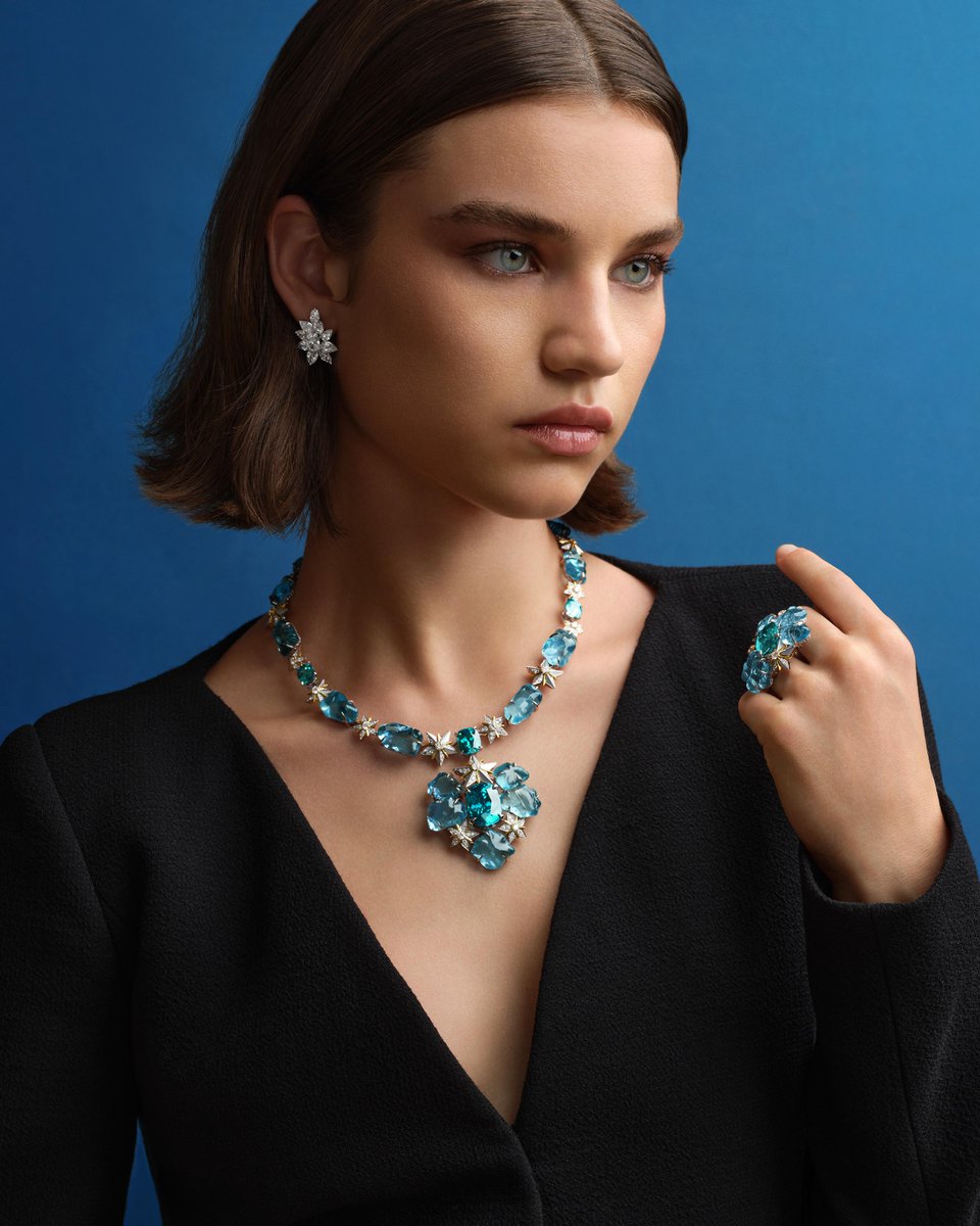 The Iconic Star pendant from Blue Book 2024: Tiffany Céleste showcases craftsmanship and ethereal gemstones. It features a center blue zircon of over 40 carats, freeform aquamarines of over 181 total carats, blue zircons, mother-of-pearl and diamonds: tiffany.com/high-jewelry/b…